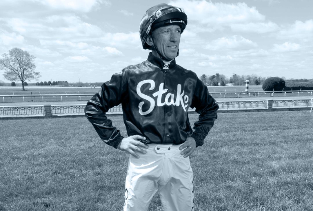 Frankie Dettori en casaque Stake sur un champ de courses